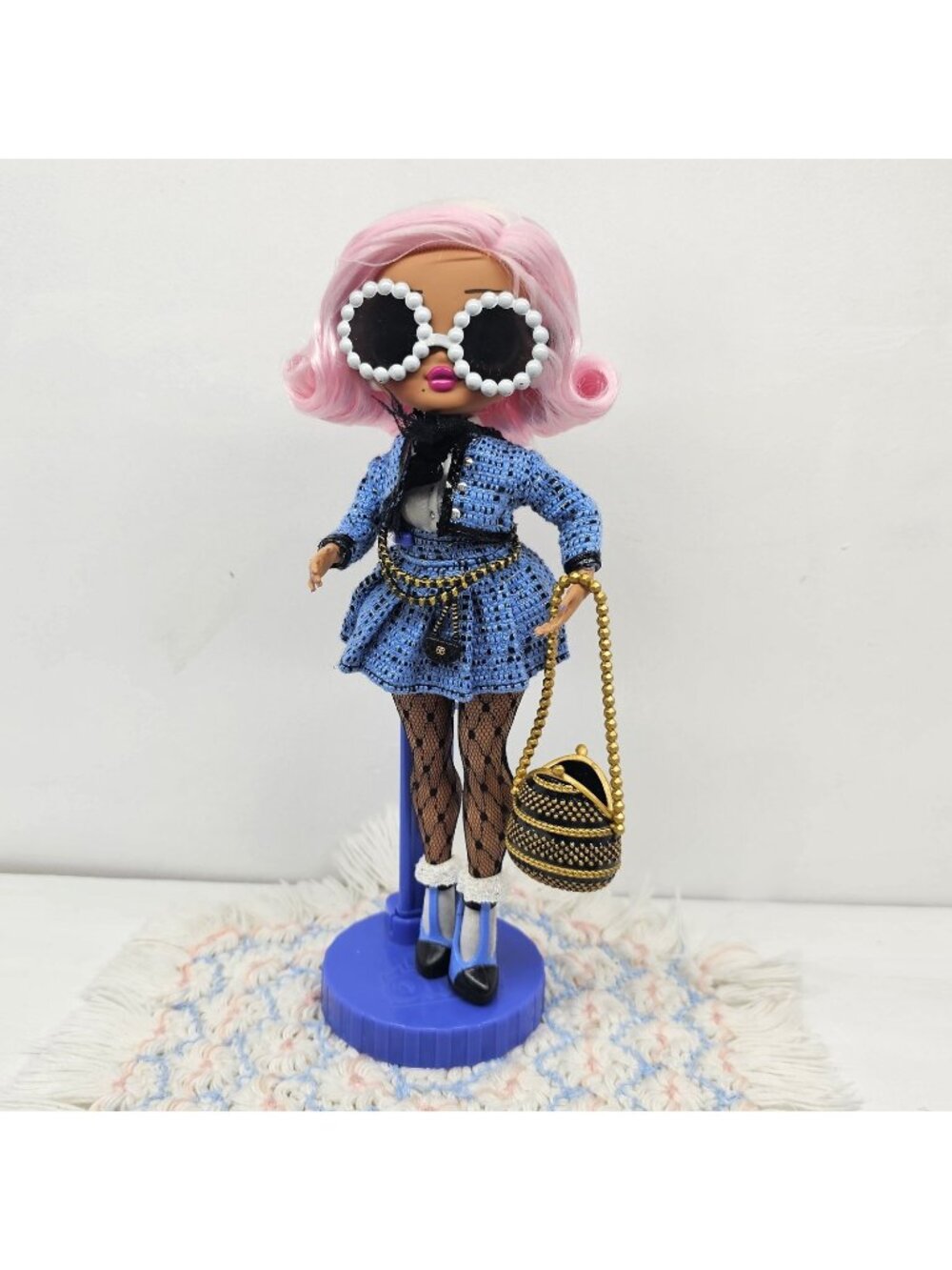 LOL Surprise OMG Uptown Girl Fashion Doll Pink Hair Blue Outfit Purse Glasses
